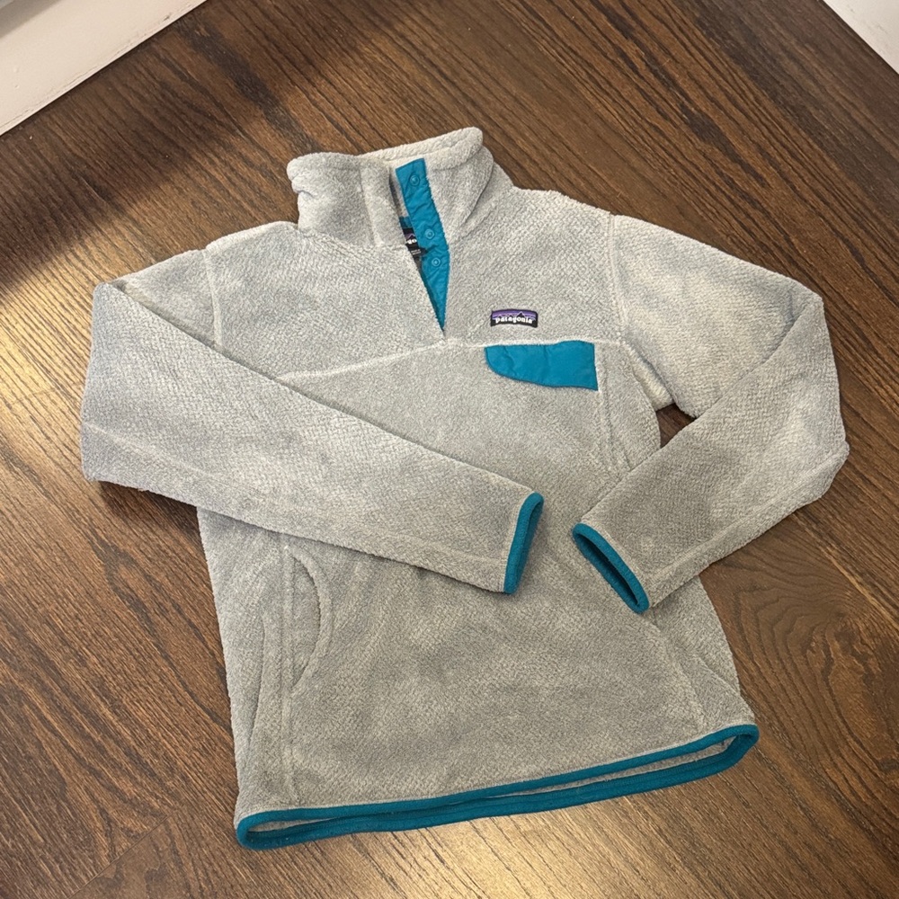 Patagonia Light Gray and Teal Fleece Pullover